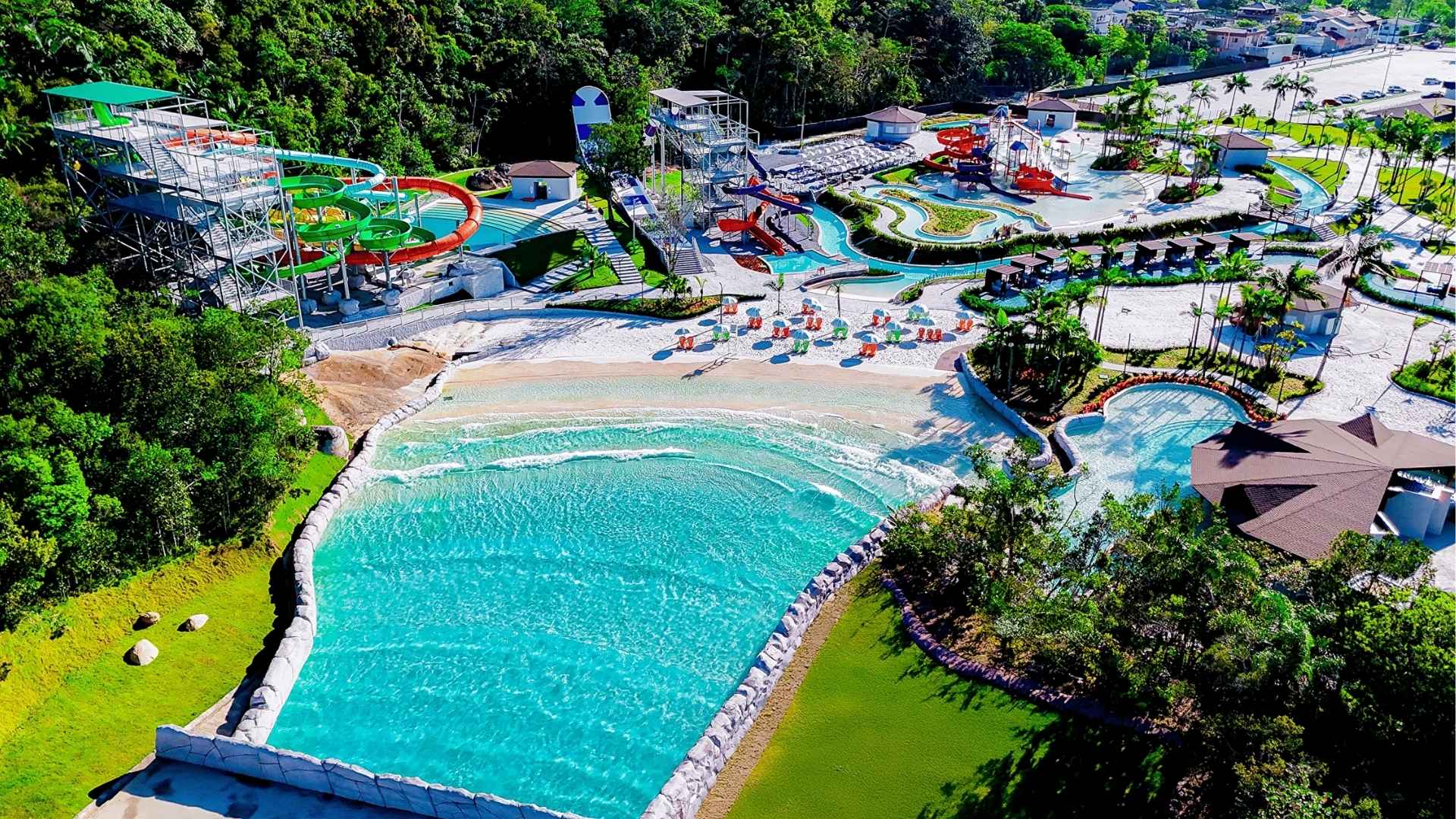 35 mil m² de água aquecida e toboáguas radicais no Multiparque, em Balneário Camboriú