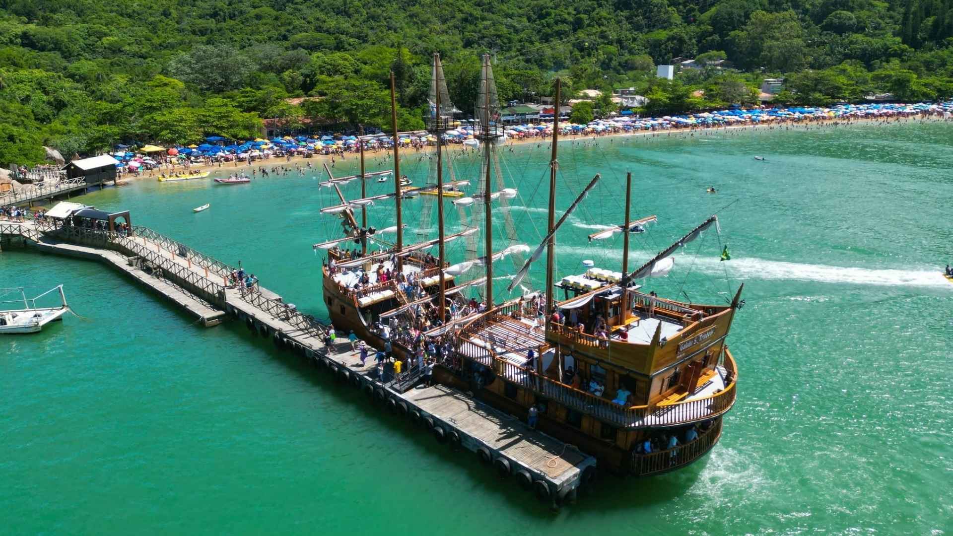 Escuna pirata leva da Barra Sul à Praia de Laranjeiras com show a bordo, em Balneário Camboriú