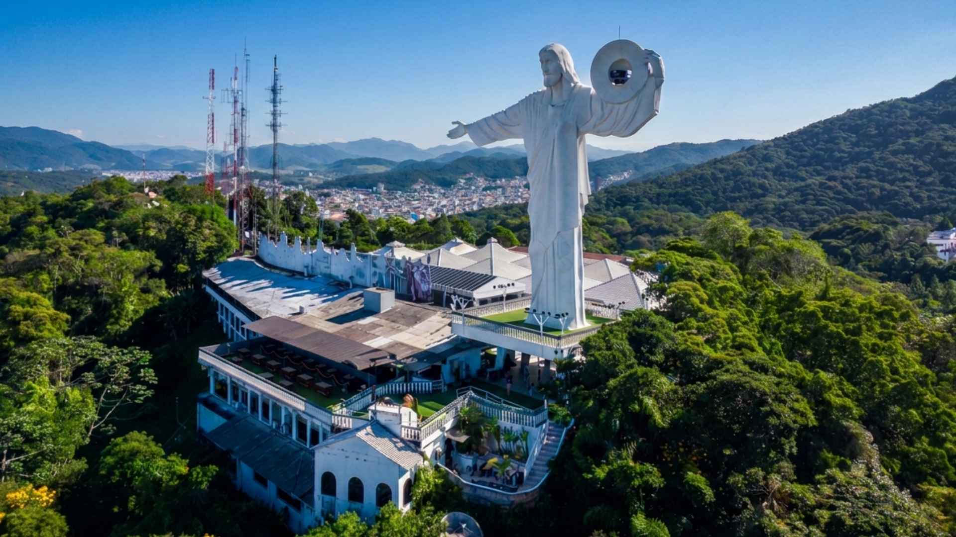 Monumento de 33m e mirante a 150m fazem do Cristo Luz o cartão-postal de Balneário Camboriú